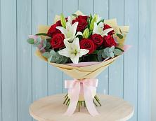 Букет цветов из:  Лилии и Розы в Сертолово