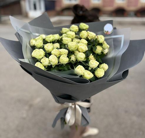 Букет Белые кустовые розы Солинеро в Сертолово