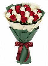Букет Микс из красных и белых роз в Сертолово