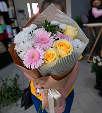 Букет цветов из:  Герберы, Розы и Хризантемы в Сертолово