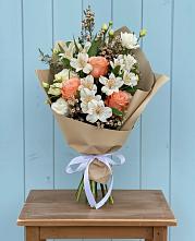 Букет цветов из:  Альстромерии, Лизиантусы, Розы и Хризантемы в Сертолово