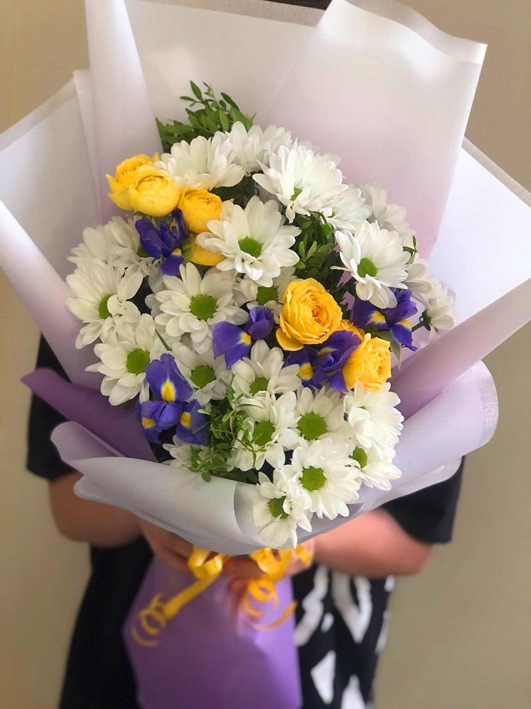 Букет цветов из: Ирисы, Хризантемы и Розы в Сертолово