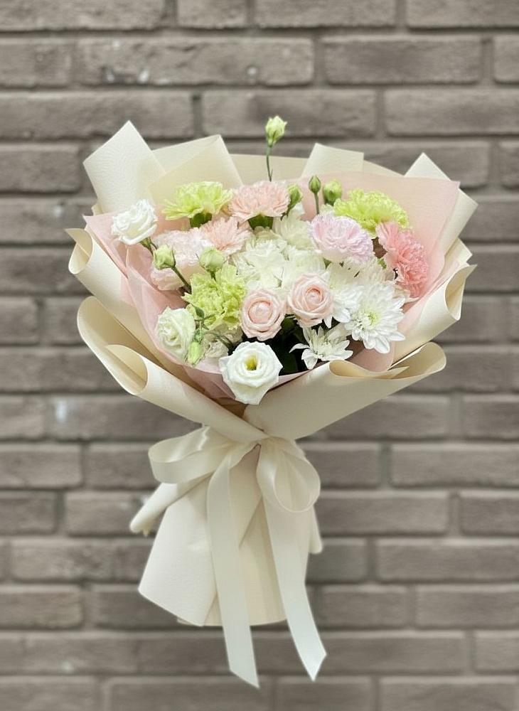 Букет цветов из: Гвоздики, Розы, Лизиантусы и Хризантемы в Сертолово