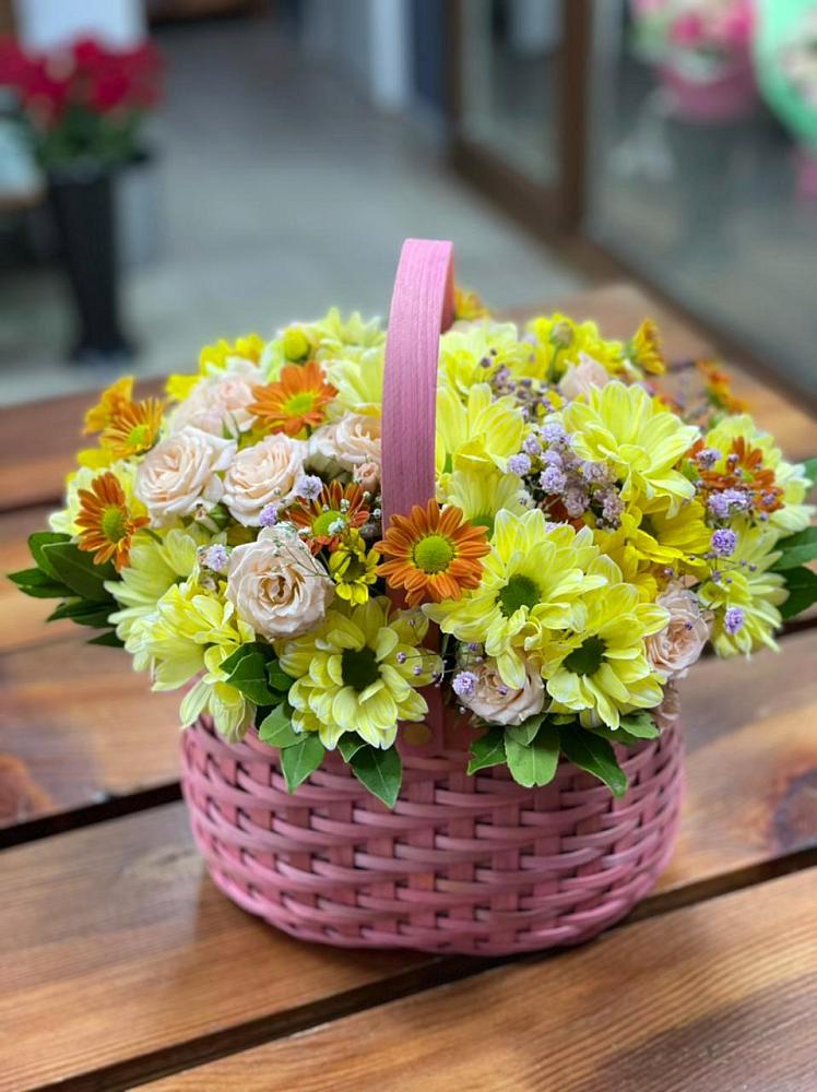 Цветочная композиция из Хризантемы и Розы в корзине в Сертолово