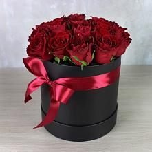 Цветочная композиция из Розы в шляпной коробке в Сертолово