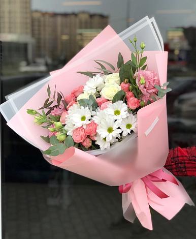 Букет цветов из: Розы, Лизиантусы и Хризантемы в Сертолово
